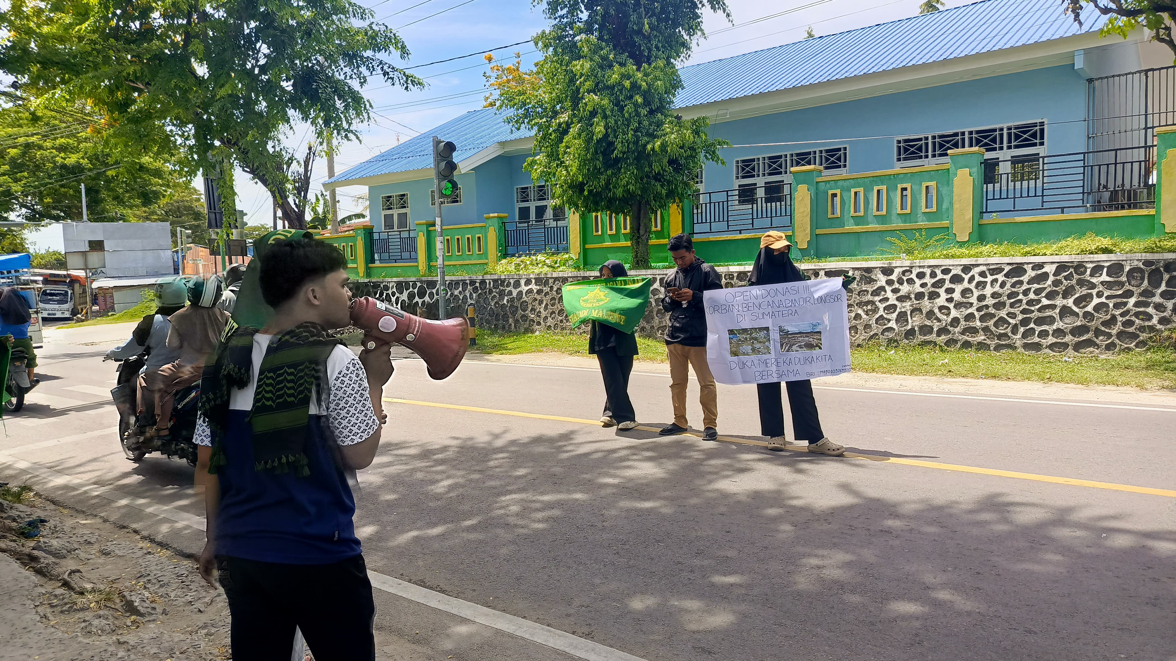UNIT KEMANUSIAAN STAI DDI MAJENE KEMBALI TURUN KE  JALAN GALANG DANA UNTUK KORBAN BENCANA DI SUMATRA 